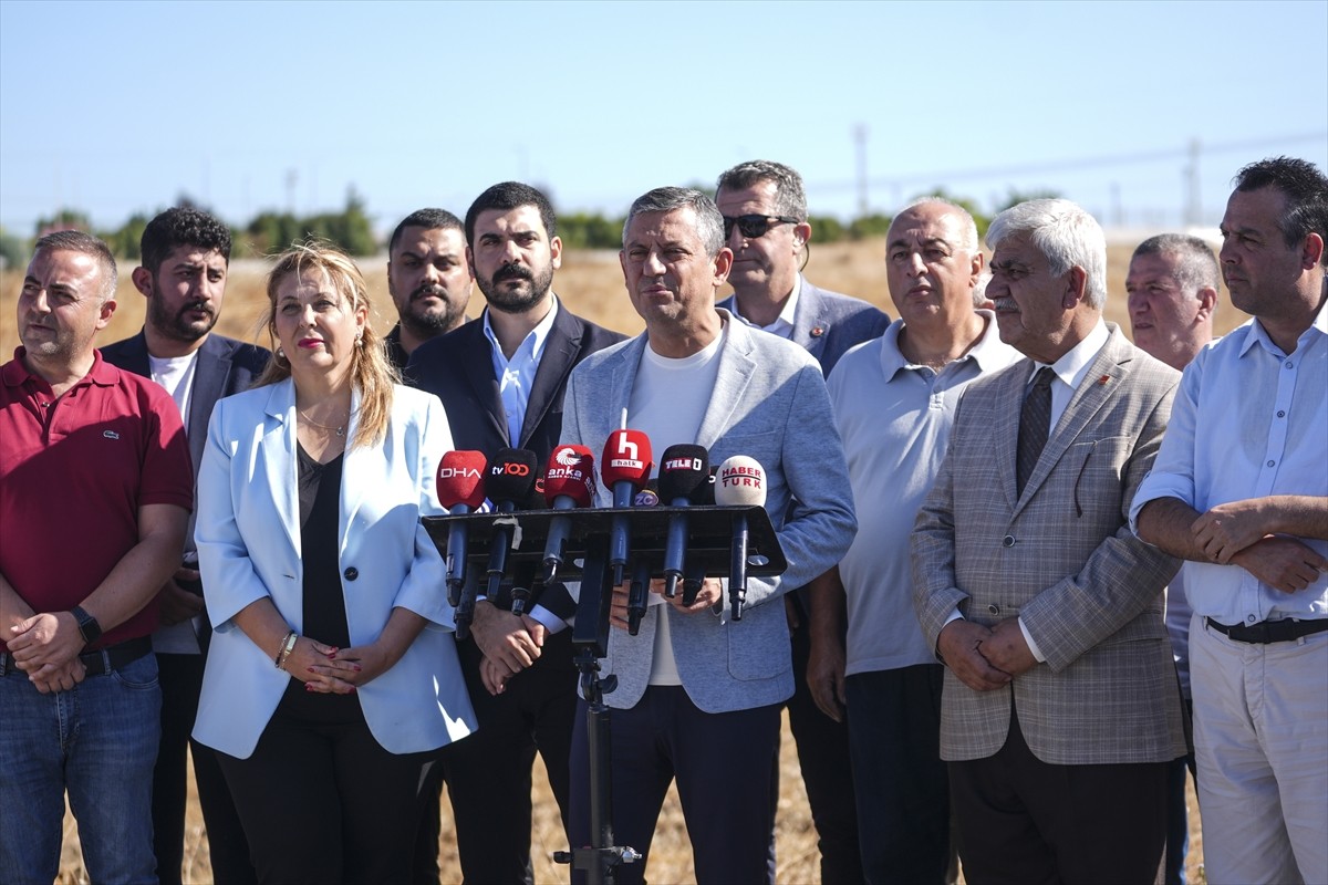 CHP Genel Başkanı Özgür Özel, yolsuzluk soruşturması kapsamında tutuklanarak İstanbul Büyükşehir...