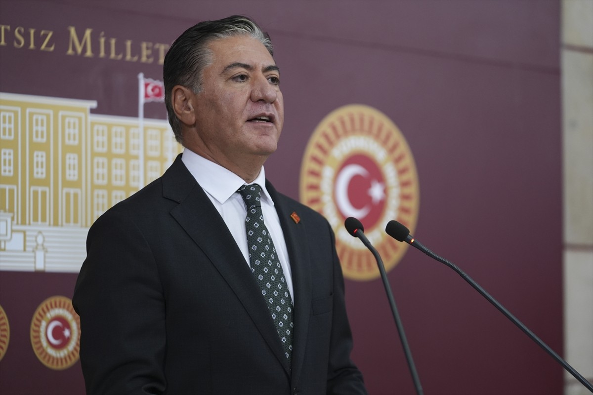 CHP Grup Başkanvekili Murat Emir, TBMM'de basın toplantısı düzenledi.