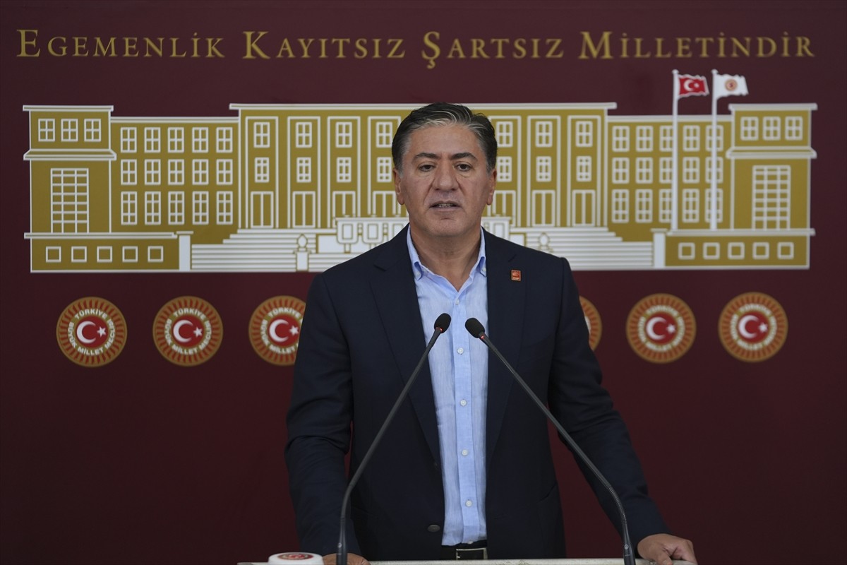 CHP Grup Başkanvekili Murat Emir, TBMM'de basın toplantısı düzenledi.