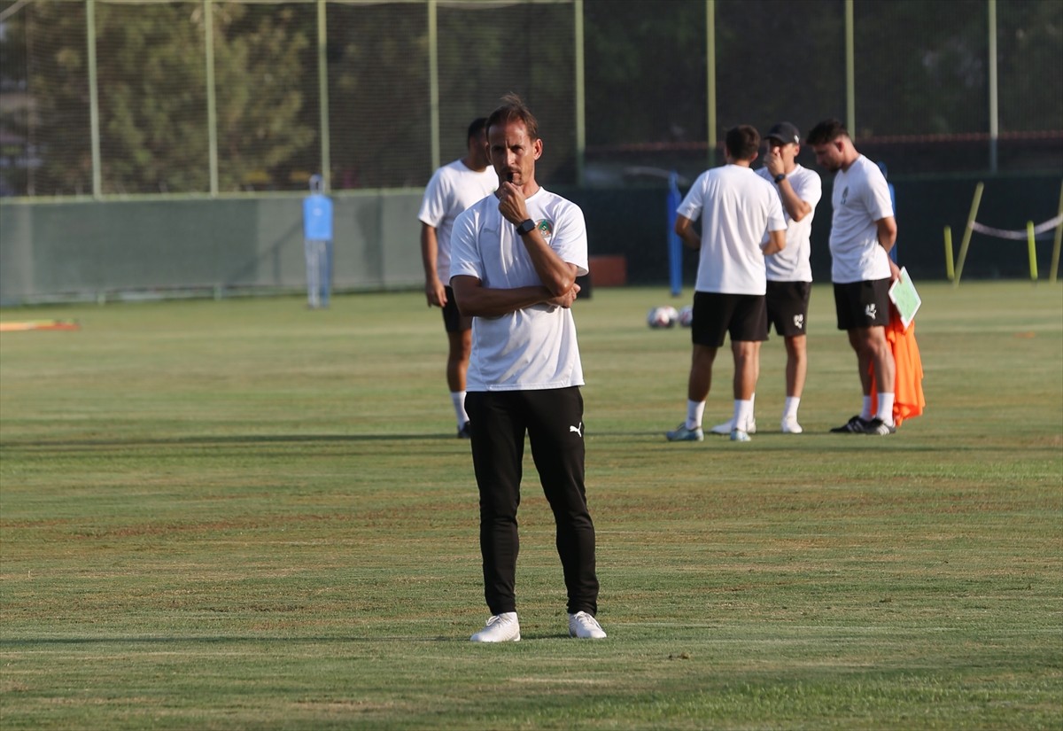 Corendon Alanyaspor Teknik Direktörü Joao Pereira(fotoğrafta), geçen sezon yaşadıkları zor süreci...