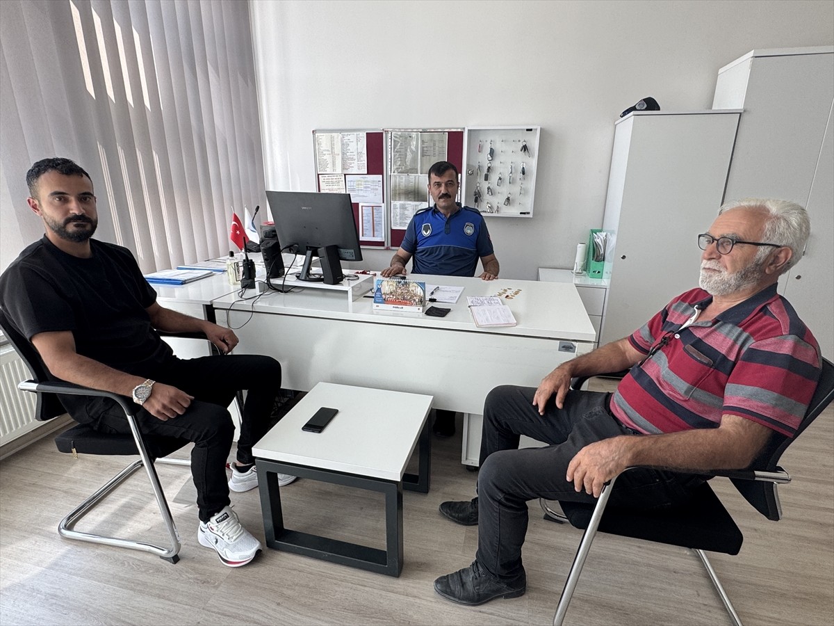 Çorum'da Muhammet Yalman (solda), yol kenarında bulduğu 10 çeyrek, 2 ata lira ve 1 tam altını...