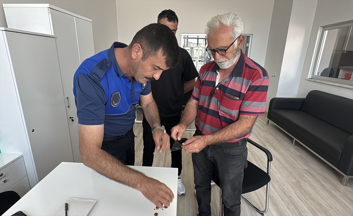 Çorum'da Muhammet Yalman (solda), yol kenarında bulduğu 10 çeyrek, 2 ata lira ve 1 tam altını...