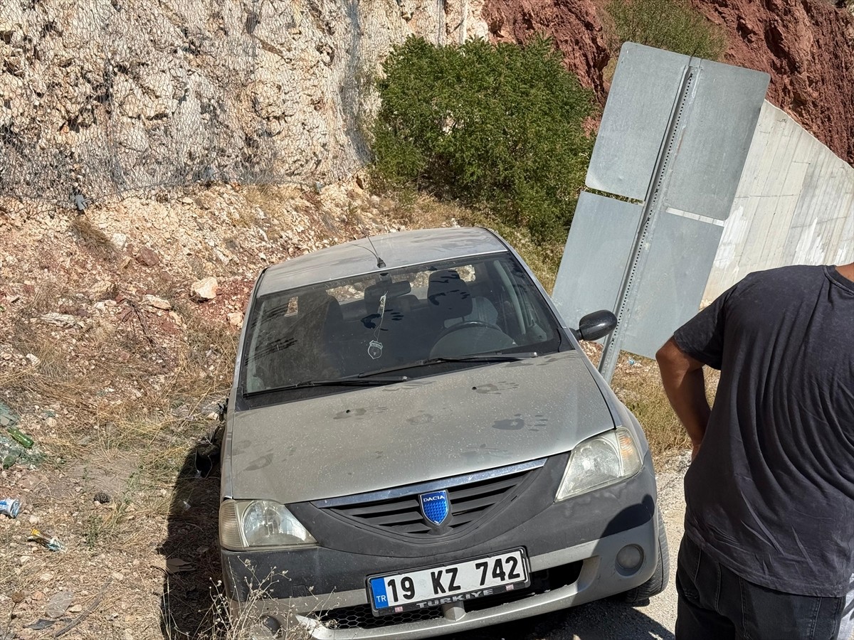 Çorum'un Laçin ilçesinde otomobilin devrilmesi sonucu 4 kişi yaralandı.