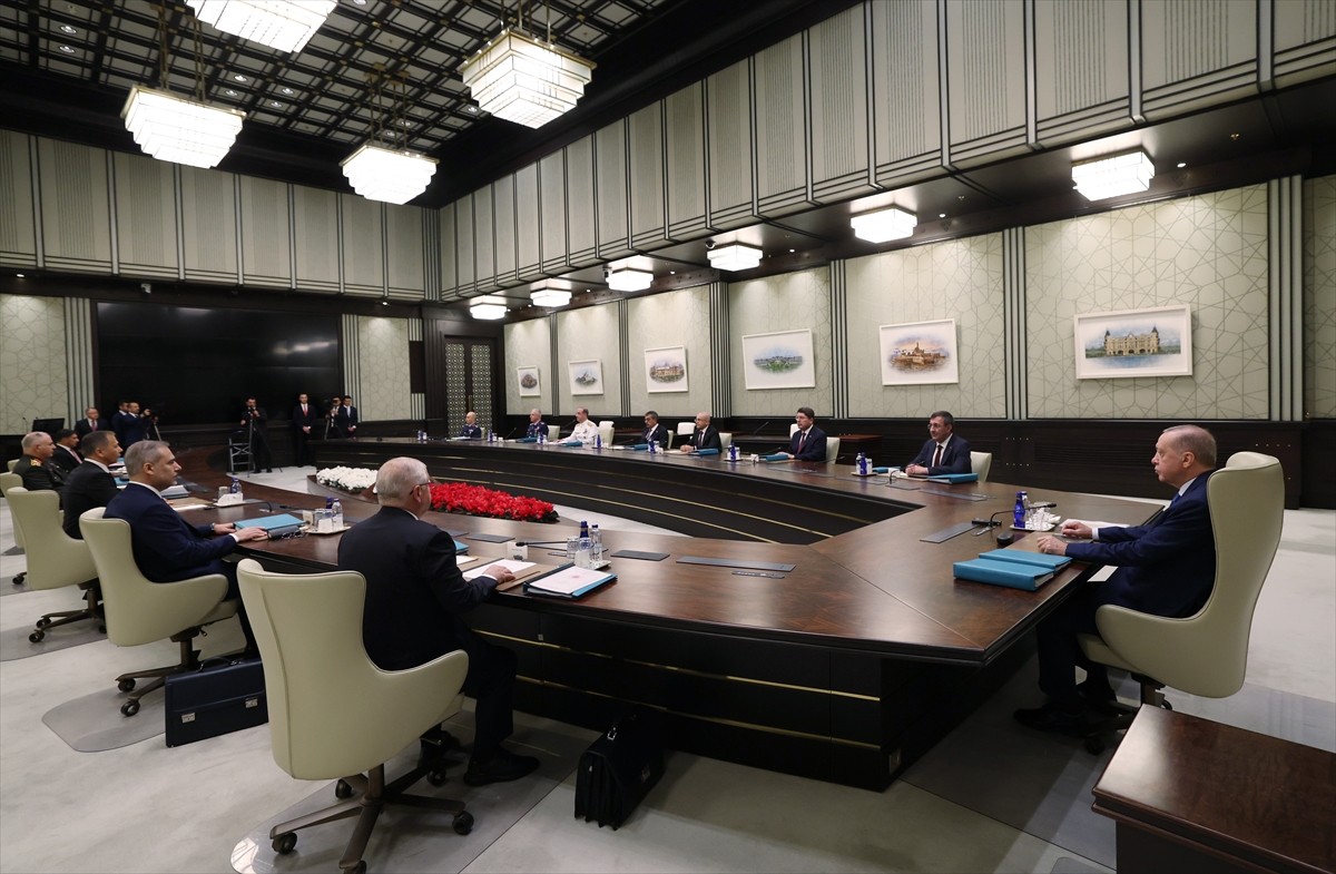 Cumhurbaşkanı Recep Tayyip Erdoğan başkanlığındaki Yüksek Askeri Şura (YAŞ) toplantısı başladı....