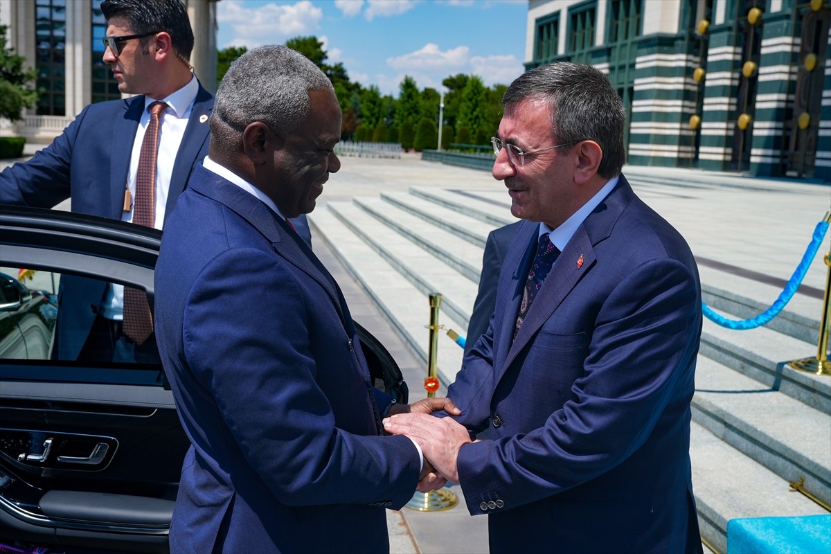 Cumhurbaşkanı Yardımcısı Cevdet Yılmaz (sağda), Kongo Başbakanı Anatole Collinet Makosso (solda)...