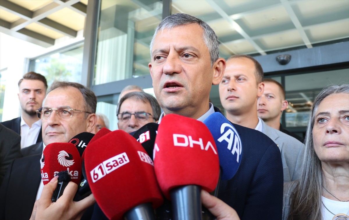 Cumhuriyet Halk Partisi (CHP) Genel Başkanı Özgür Özel (solda), Trabzon'da Ortahisar Belediye...