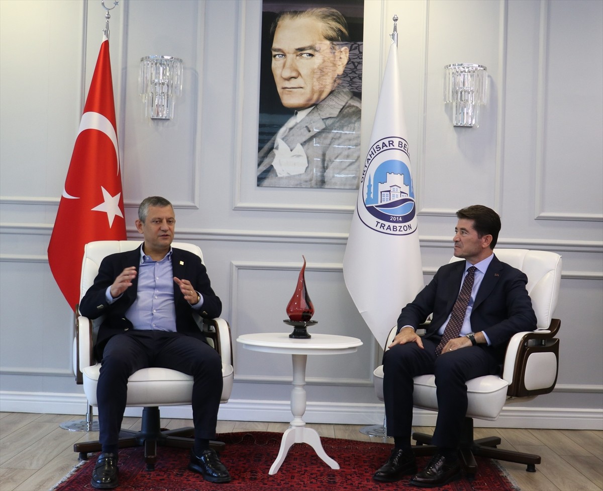 Cumhuriyet Halk Partisi (CHP) Genel Başkanı Özgür Özel (solda), Trabzon'da Ortahisar Belediye...