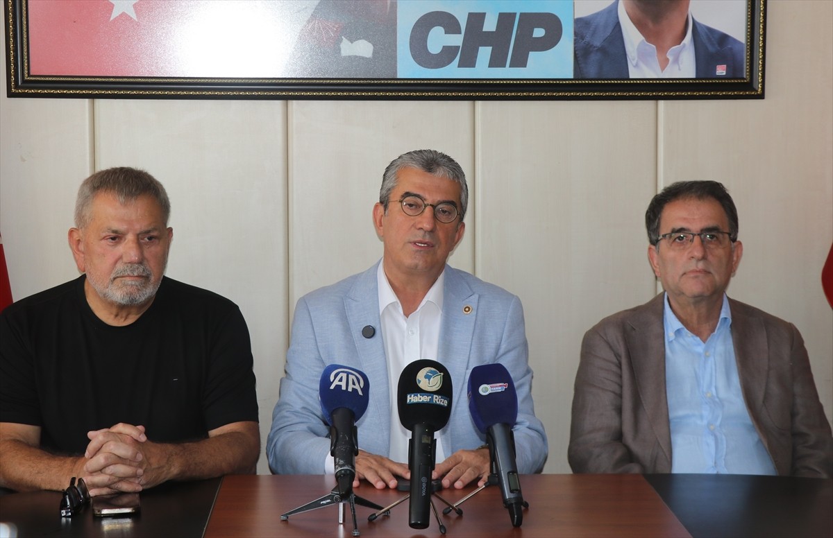 Cumhuriyet Halk Partisi (CHP) Grup Başkanvekili Gökhan Günaydın (ortada) Rize'de partisinin İl...