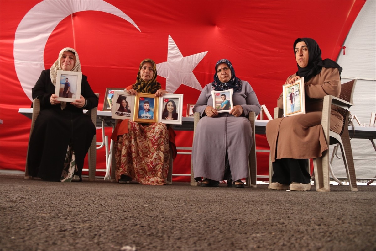 Dağa kaçırılan çocukları için eski HDP il binası önünde oturma eylemi yapan Diyarbakır anneleri...