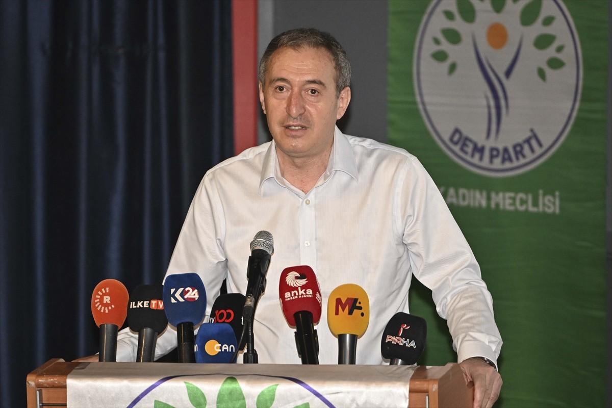 DEM Parti Eş Genel Başkanı Tuncer Bakırhan, sivil toplum kuruluşlarının (STK) temsilcileriyle bir...