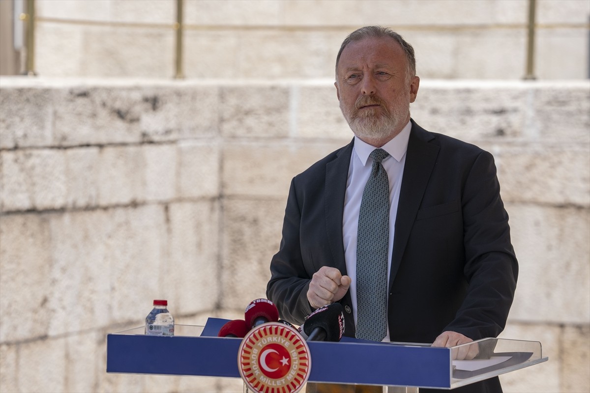 DEM Parti Grup Başkanvekili Sezai Temelli, Meclis'te düzenlediği basın toplantısında gündeme...