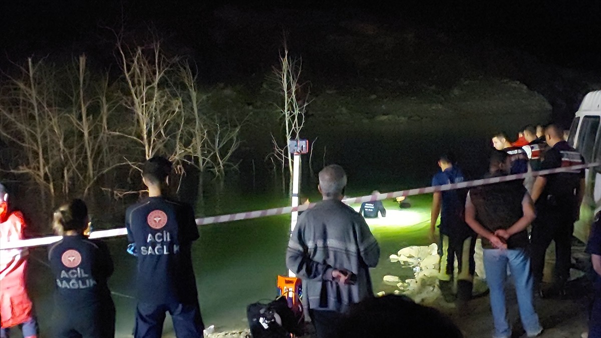 Denizli'nin Buldan ilçesinde, gölete düşen kişinin bulunması amacıyla arama kurtarma çalışması...