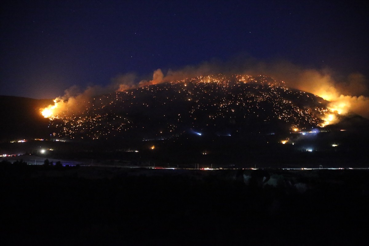 Denizli'nin Pamukkale ilçesinde çıkan orman yangınına havanın kararmasının ardından karadan...