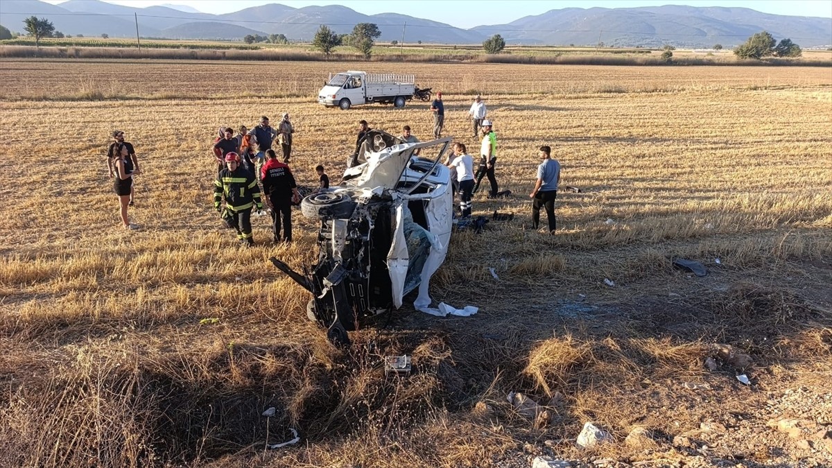 Denizli'nin Tavas ilçesinde hafif ticari aracın devrilmesi sonucu aynı aileden 6 kişi...