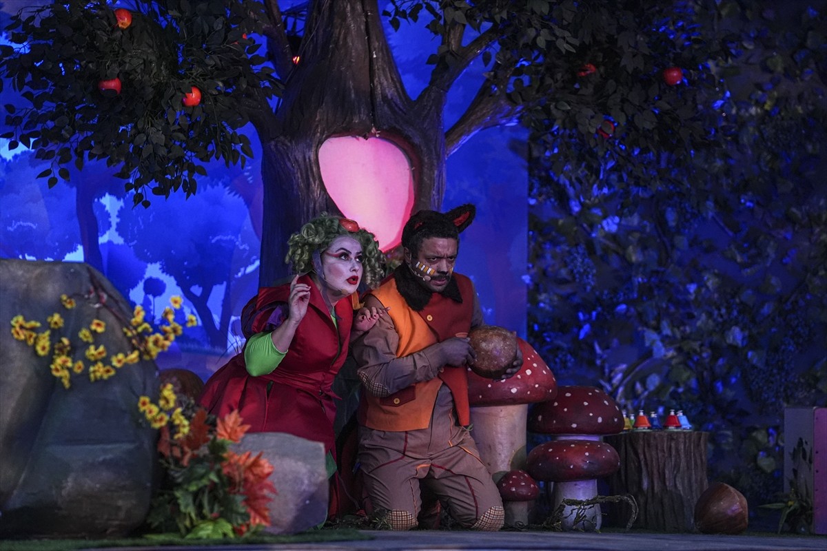 Devlet Tiyatroları Kamyon Tiyatrosu, yaz sezonunu CSO Ada Ankara Açık Hava Sahnesi'nde açtı....