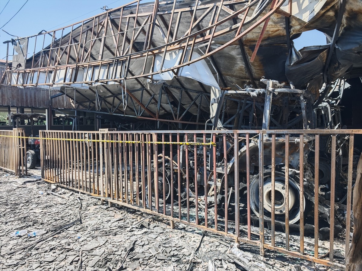 Diyarbakır'da çıkan yangında, 3 iş yeri ve çok sayıda traktör kullanılamaz hale geldi.