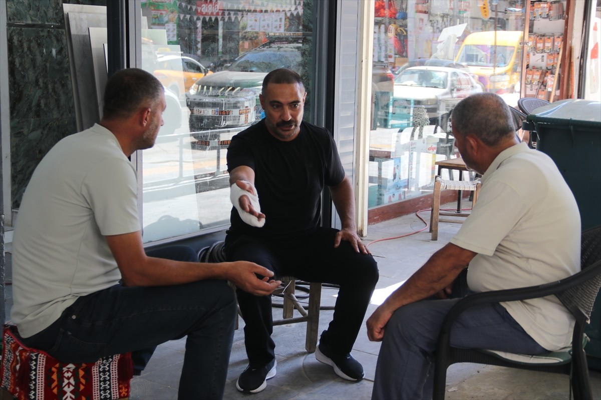 Diyarbakır'da çocuğu zorla götürmeye çalışan şüpheliye esnafın müdahalesi güvenlik kamerasınca...