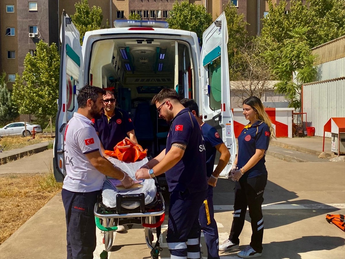 Diyarbakır'ın Çüngüş ilçesinde uyluk kemiği kırılan 74 yaşındaki Hüseyin Akmeşe, ambulans...