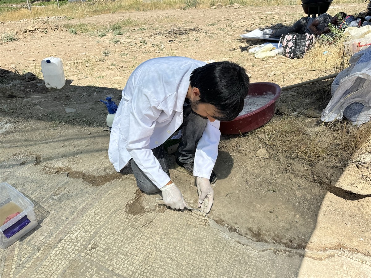 Diyarbakır'ın Ergani ilçesinde mezar kazısı sırasında bulunan mozaikte yürütülen incelemede...