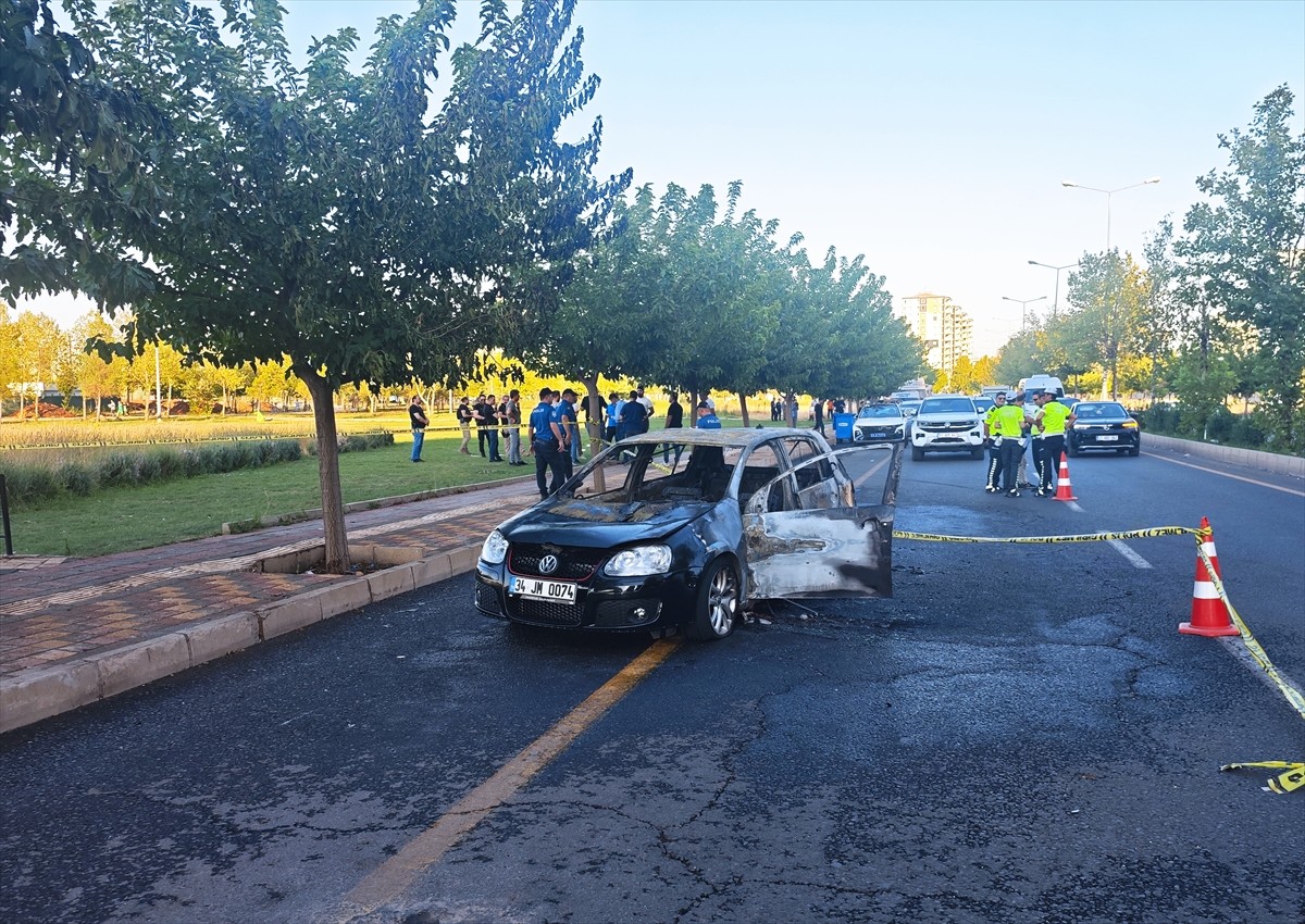 Diyarbakır'ın merkez Kayapınar ilçesinde iki grup arasında çıkan silahlı kavgada, 1 kişi ağır...