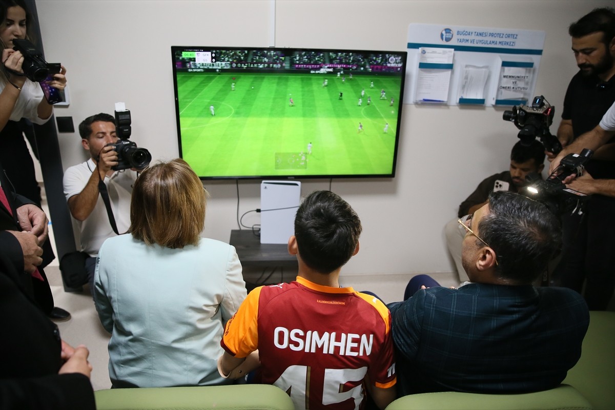 Doğuştan dirsekten itibaren sol kolu olmayan 14 yaşındaki Mehmet Efe Topraklık, Gaziantep...