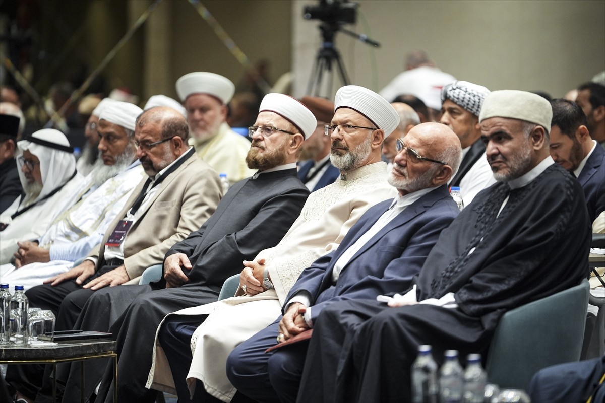 Dünya Müslüman Alimler Birliği ve Türkiye'deki İslam Alimleri Vakfı işbirliğinde düzenlenen, 50...