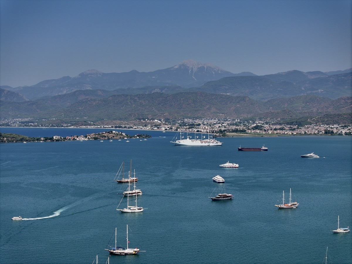 Dünyanın en büyük yelkenli yolcu gemilerinden "Club Med 2", Fethiye Körfezi'ne demirledi.