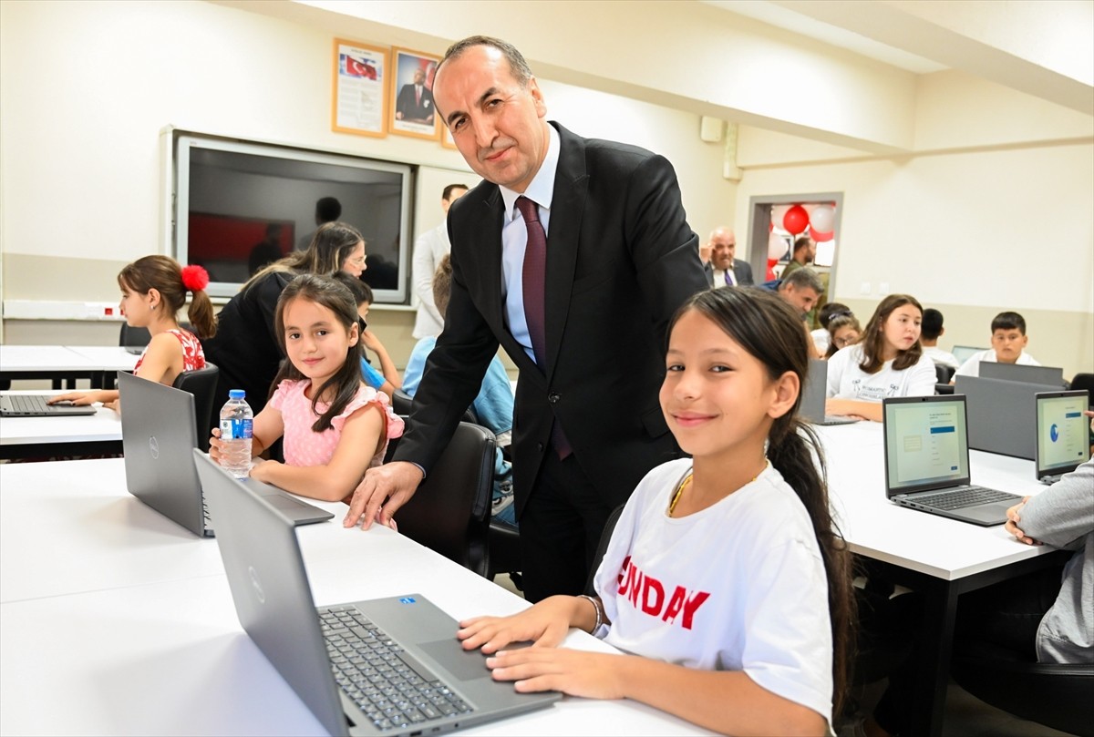 Dünyanın en önemli küresel aktarma merkezlerinden biri olan İstanbul Havalimanı'nın İşletmecisi...