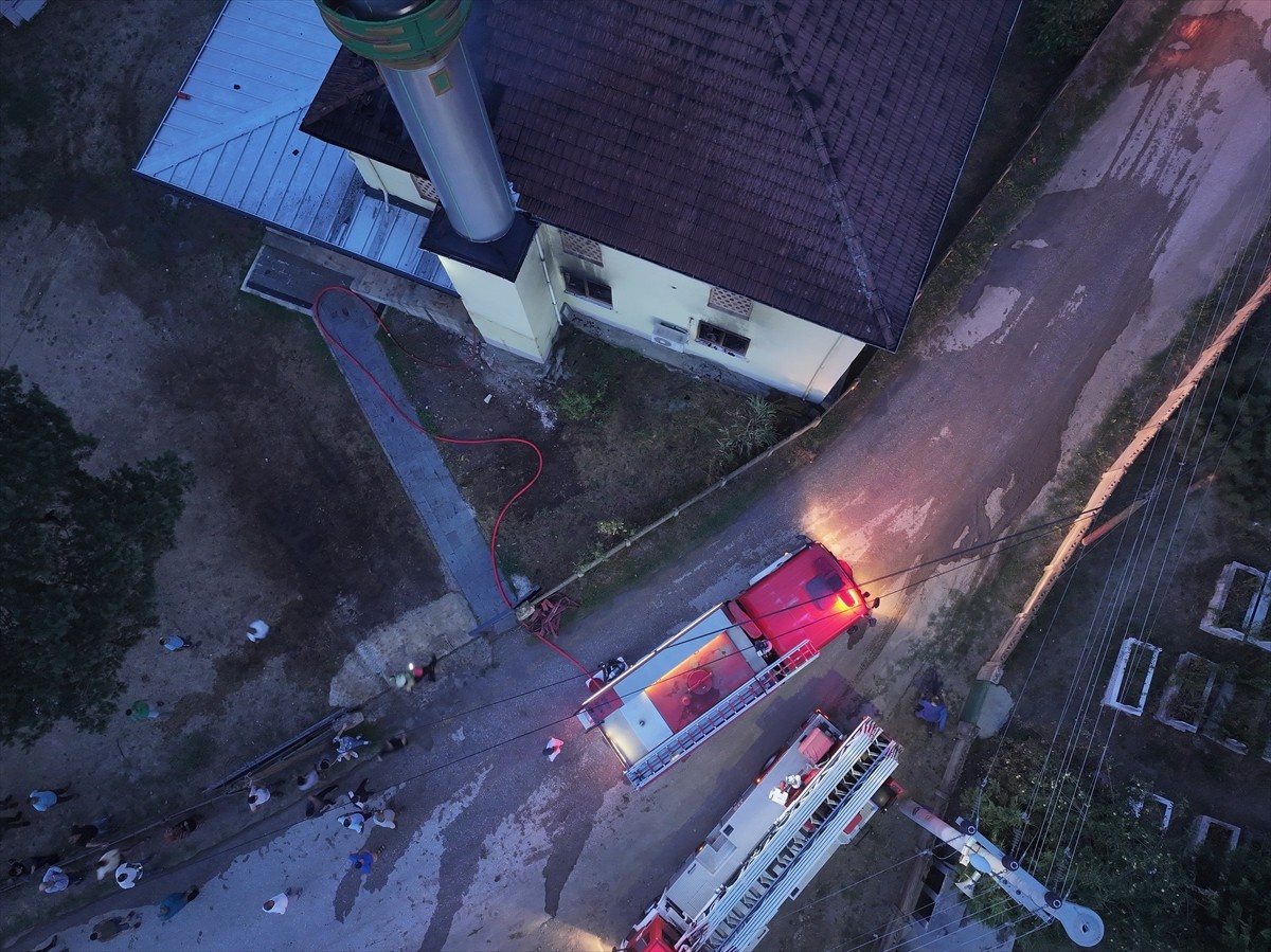 Düzce'de merkeze bağlı Aydınpınar Köyü Cuma Mahallesi camisinde henüz belirlenemeyen nedenle...