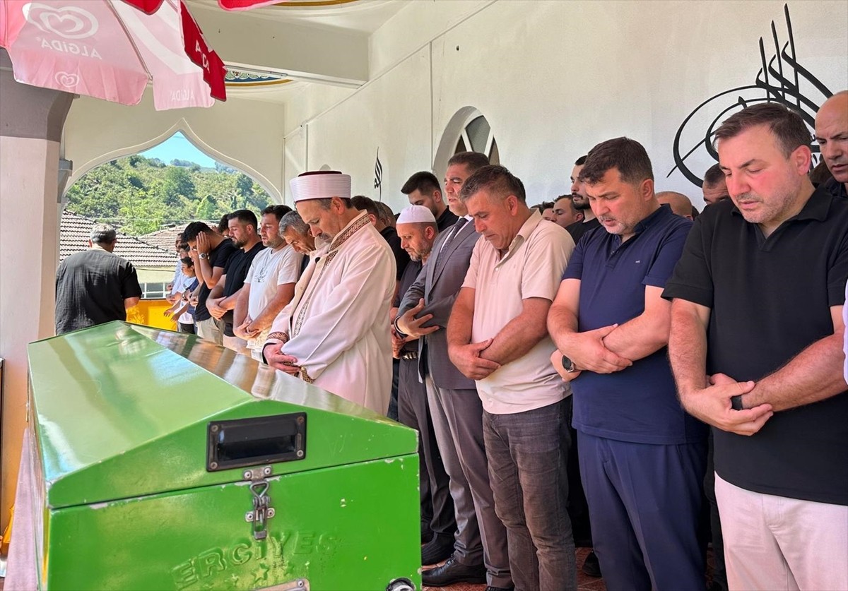 Düzce'nin Cumayeri ilçesinde Eren Tunçel'in, silahın kazara ateş alması sonucu ölümüne ilişkin 1...