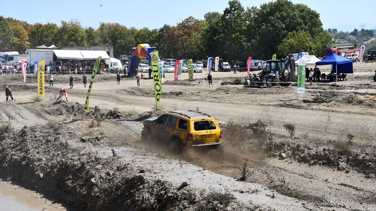 Düzce'nin Gümüşova ilçesinde 35. Geleneksel Off-Road Şenlikleri düzenlendi. Düzce Safari Off-Road...
