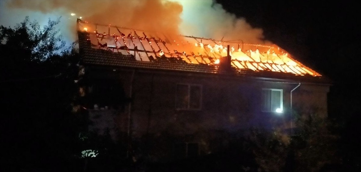 Düzce'nin Kaynaşlı ilçesinde bir evin çatı katında yangın çıktı. Yangında ardiye olarak kullanılan...