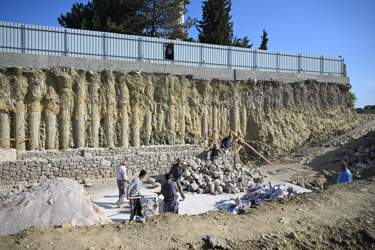 Edirne'de 2. Murat zamanında yaptırılan Muradiye Mevlevihanesi'nin ayağa kaldırılması için...