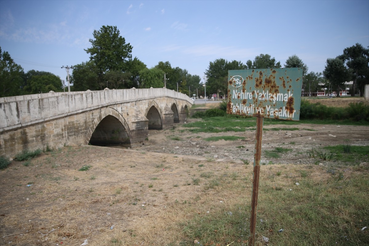Edirne'de etkili olan kuraklık ve aşırı sıcaklara bağlı artan buharlaşma nedeniyle kentin önemli...