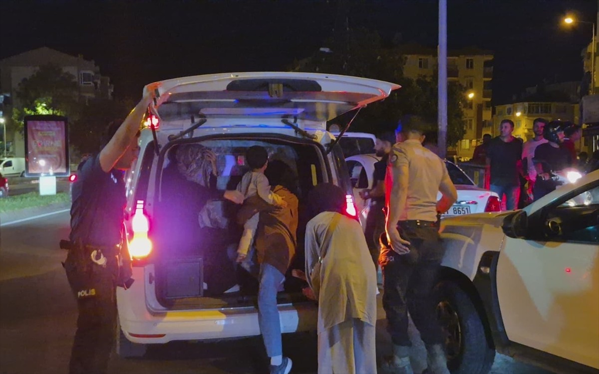 Edirne'de jandarmanın "dur" ihtarına uymayan otomobilde 6 düzensiz göçmen yakalandı.