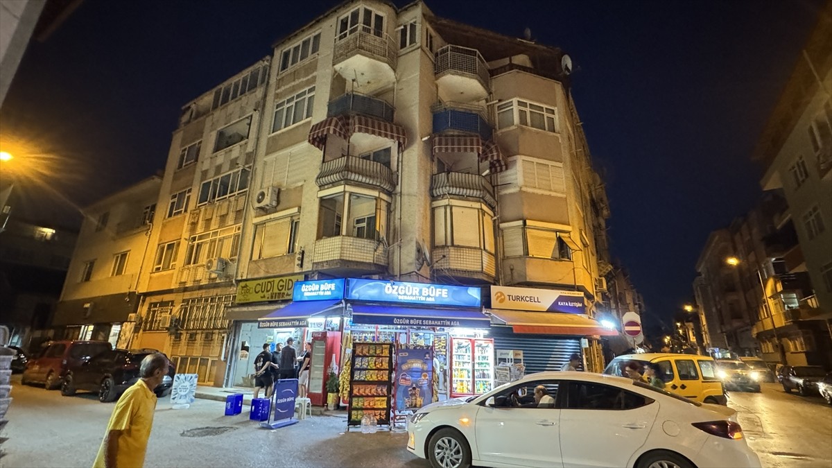 Edirne'de kolonlarında hasar tespit edilen 52 yıllık apartman tedbir amaçlı boşaltıldı.