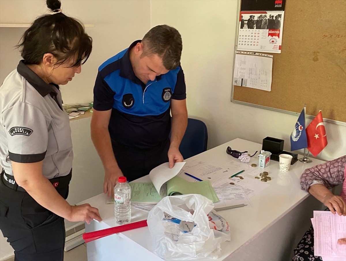 Edirne'de Selimiye Camisi çevresinde turistleri rahatsız ederek satış yapanlara ve dilencilere...