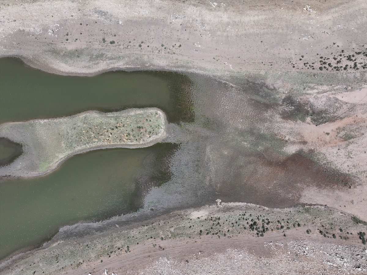 Edirne'de son aylarda etkili olan kuraklık ve aşırı sıcaklara bağlı yaşanan buharlaşma nedeniyle 6...