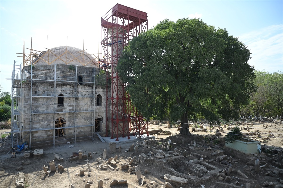 Edirne'de Tunca Nehri kenarında bulunan yalı camisi özelliğindeki 547 yıllık Evliya Kasımpaşa...