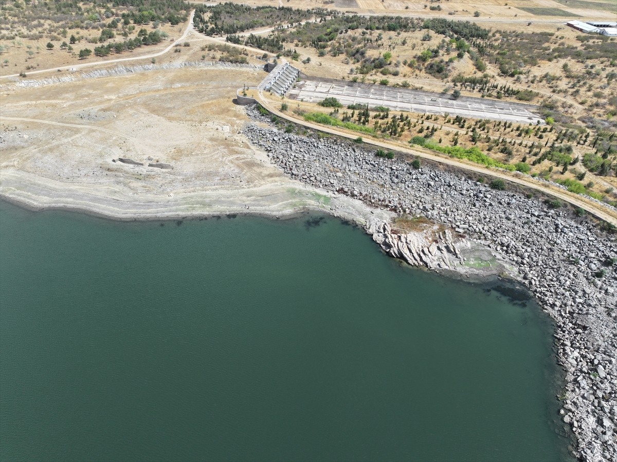 Edirne'deki Süloğlu Barajı'nın su seviyesi kuraklık ve aşırı sıcaklara bağlı yaşanan buharlaşma...