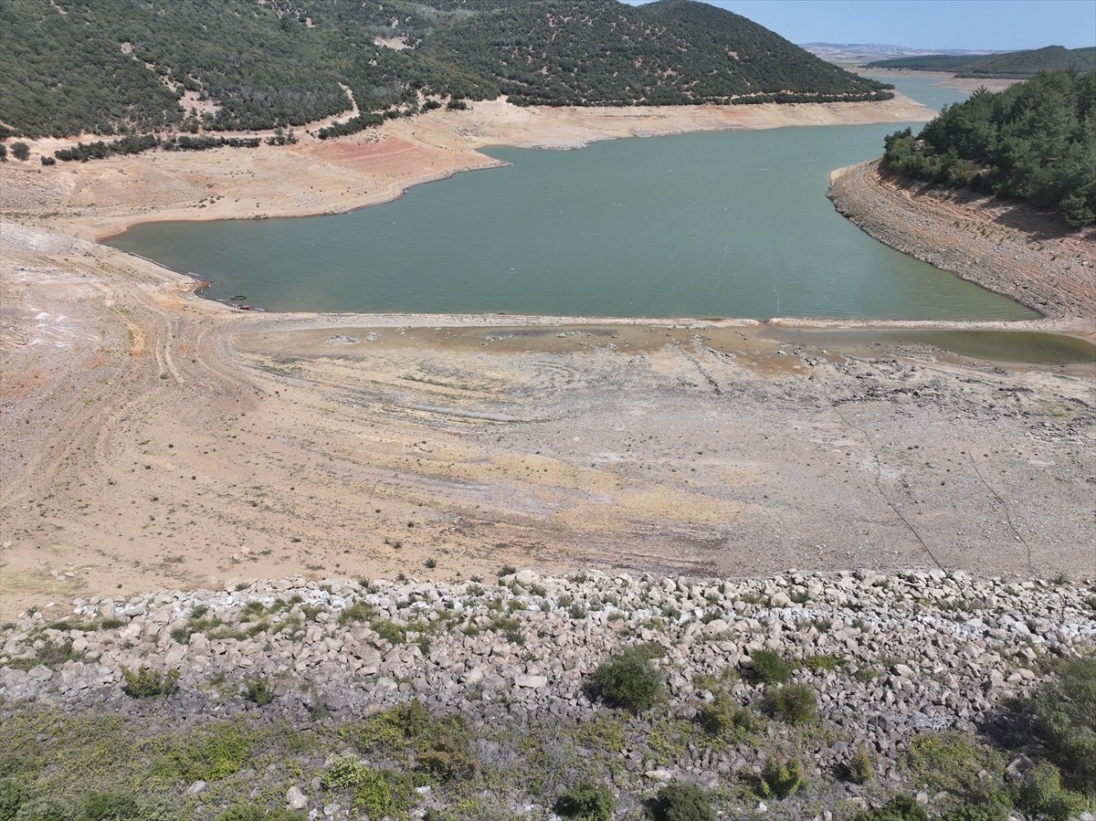 Edirne'nin en büyük ilçesi Keşan'a içme suyu sağlayan Kadıköy Barajı'nda su seviyesi kuraklık...