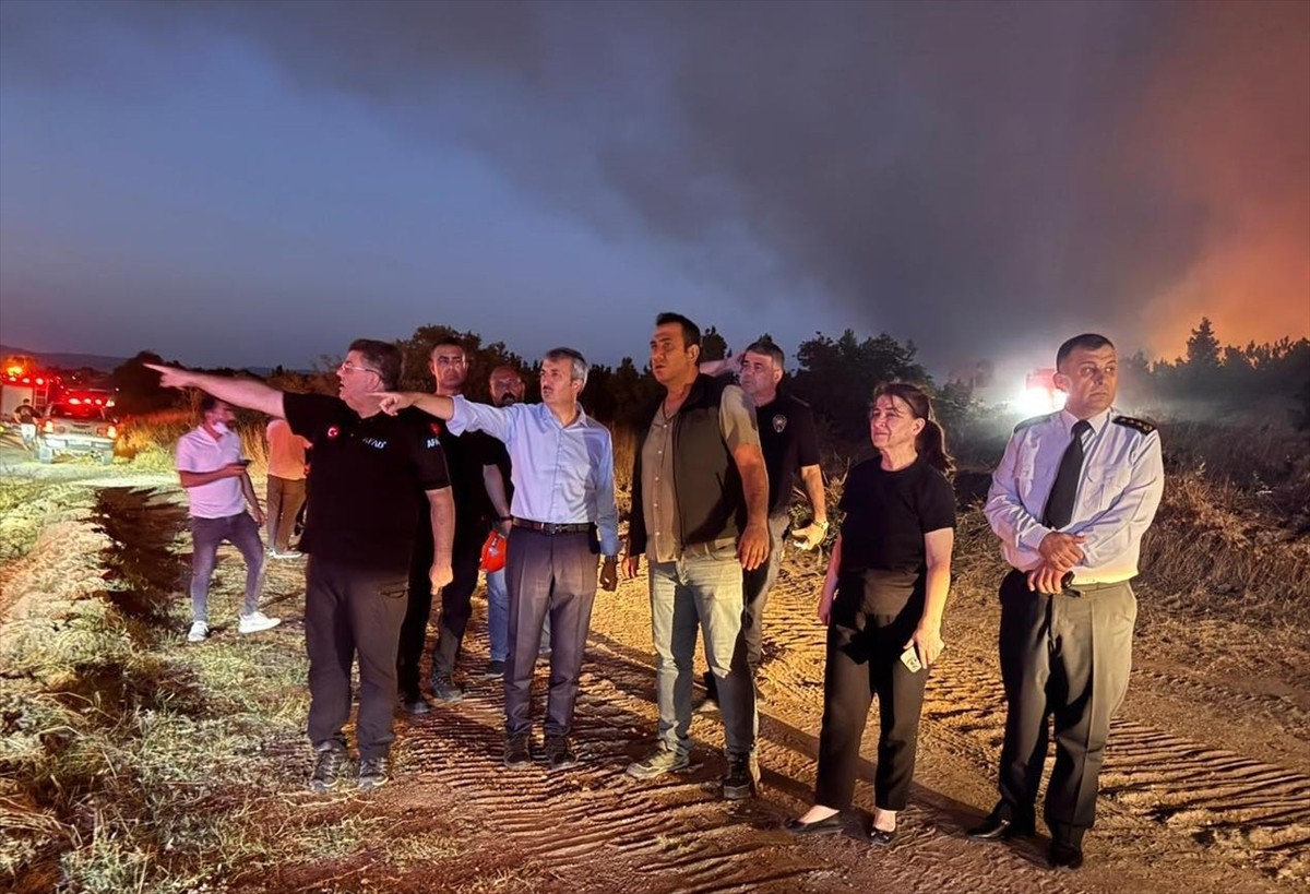 Edirne'nin Enez ilçesine bağlı Büyükevren ve Gülçavuş köylerinde çıkan orman yangınına müdahale...