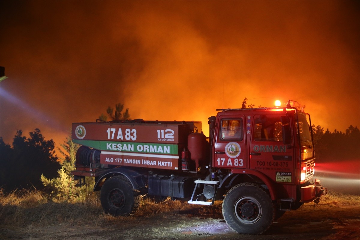  Edirne'nin Enez ilçesine bağlı Büyükevren ve Gülçavuş köylerindeki orman yangınına müdahale...