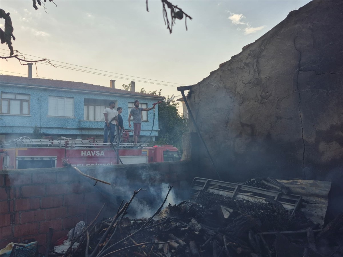 Edirne'nin Havsa ilçesinde çıkan yangında bir ev kullanılamaz hale geldi, bir tamirhane ve metruk...