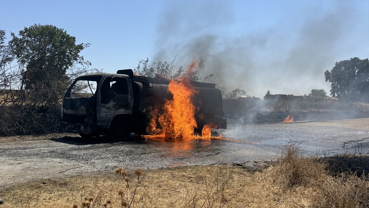 Edirne'nin Süloğlu ilçesinde seyir halindeki akaryakıt tankerinde çıkan yangın itfaiye ekipleri...