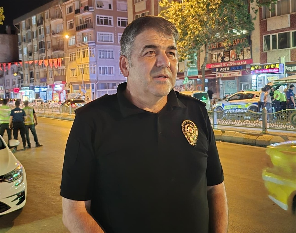 Edirne Emniyet Müdürü Onur Karaburun, Atatürk Bulvarı'nda polis ekiplerinin denetimine katıldı....