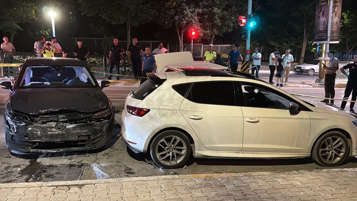  Elazığ'da 5 aracın karıştığı zincirleme trafik kazasında 2'si ağır 4 kişi yaralandı.