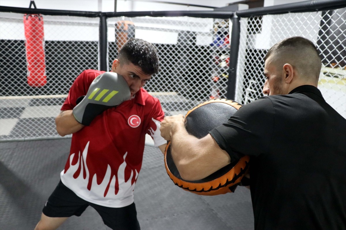 Elazığ'da yaşayan 18 yaşındaki kick boksçu Yusuf Eren Yıldırım, branşında Türkiye'de "yenilmez"...