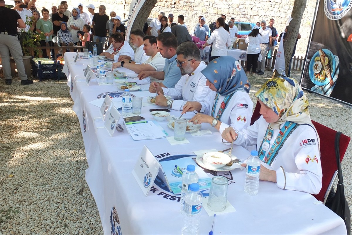 Elazığ'ın Keban ilçesinde düzenlenen "5. Keban Su ve Balık Festivali" üçüncü gün etkinlikleriyle...