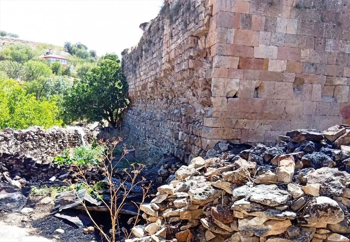 Elazığ'ın Keban ilçesinde otluk alanda başlayıp tarihi Denizli Kervansarayı'nın kalıntıları ile...